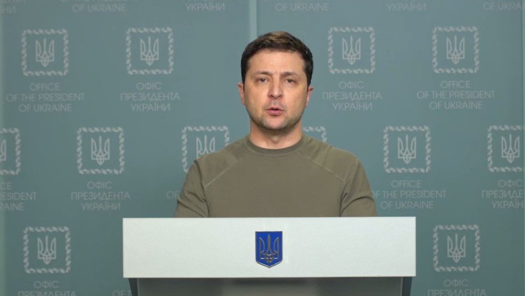 Prezident Zelenskyj řekl, že Ukrajina si již může pouze sednout k jednacímu stolu s&nbsp;Ruskem