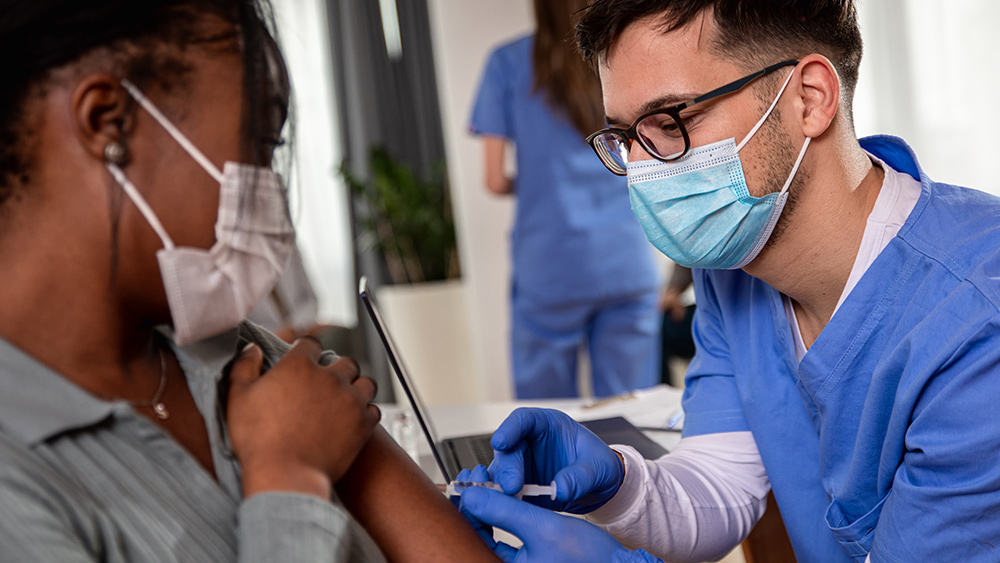 Vakcíny COVID-19 obsahují virus mnohem smrtelnější než&nbsp;SARS-CoV-2