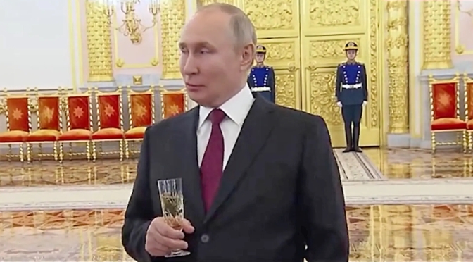Situační zpráva z Ukrajiny: Putin se sklenicí šampaňského v ruce,  slibuje další útoky na energetickou síť